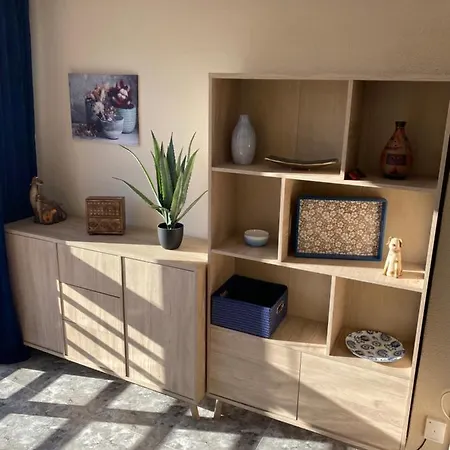 Cozy Just 8 Min Walk From The Beach! アパート ベニドルム