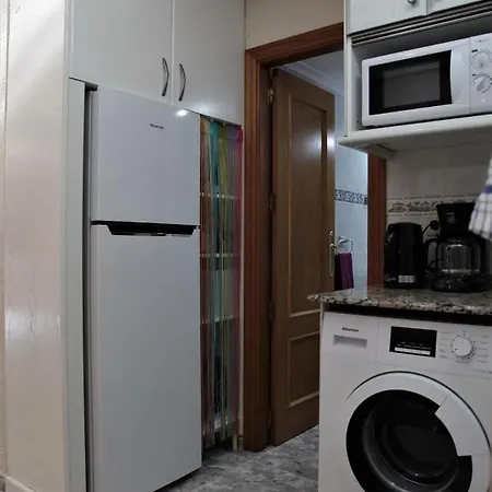 Cozy Just 8 Min Walk From The Beach! アパート ベニドルム