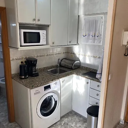 Cozy Just 8 Min Walk From The Beach! ベニドルム